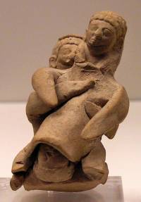 Figurine représentant une sage-femme et une femme en train d'accoucher, provenant de Chypre, début du Ve s. av. J.-C.